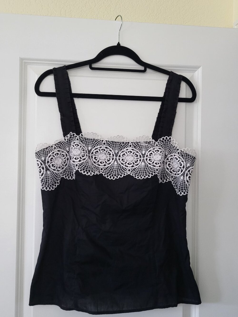 ANN TAYLOR LOFT Black Sleeveless Side Zip Lace Trim Tank Top Shirt Size 10